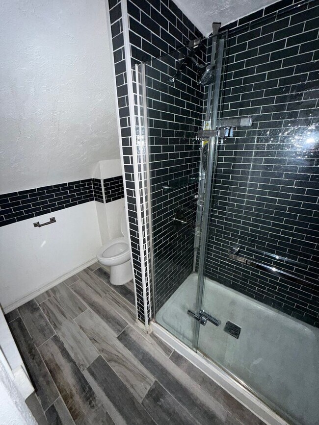 Building Photo - 3 Bed 1 Bath