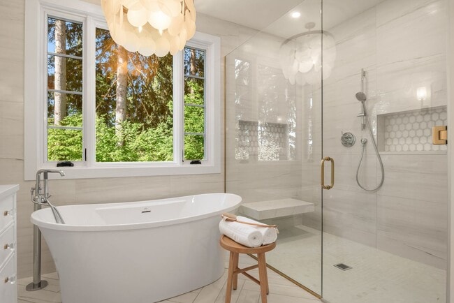 Building Photo - 7Bd/6.5Ba Bellevue Home