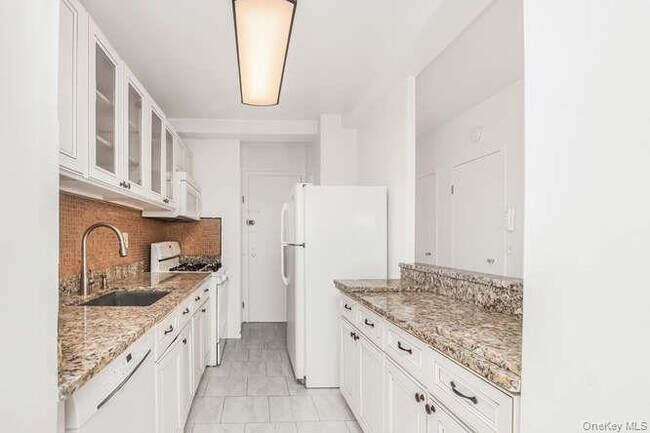 Building Photo - 6 Fordham Hill Oval