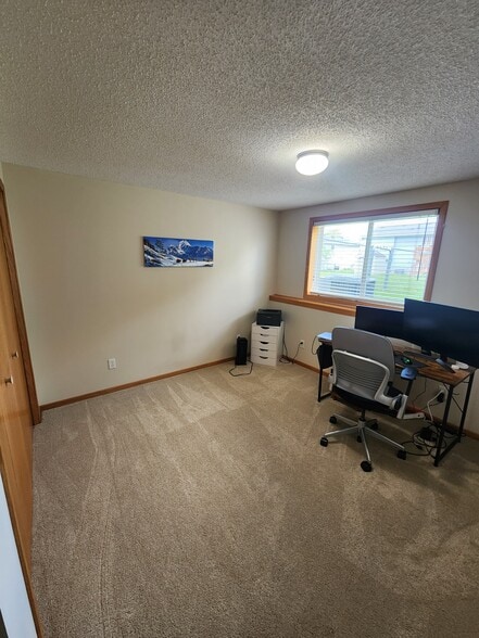Building Photo - 301 Appleblossom Ln