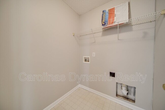 Building Photo - 120 Lantana Dr