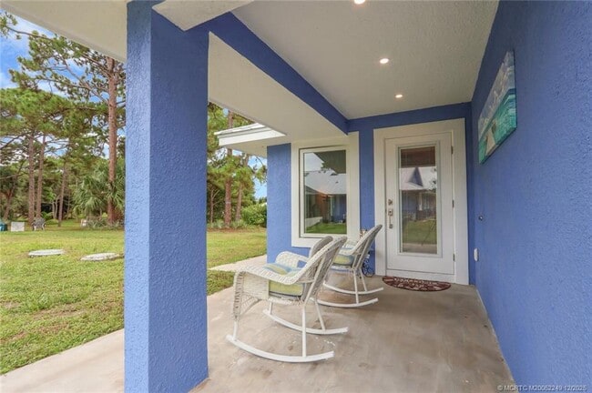 Building Photo - 64 NE Acacia Trail