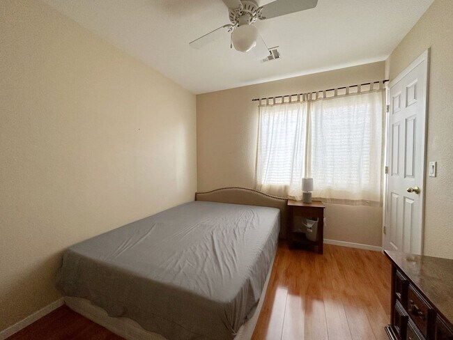 Building Photo - Beautifully Maintained Home Near Schools & Shopping!