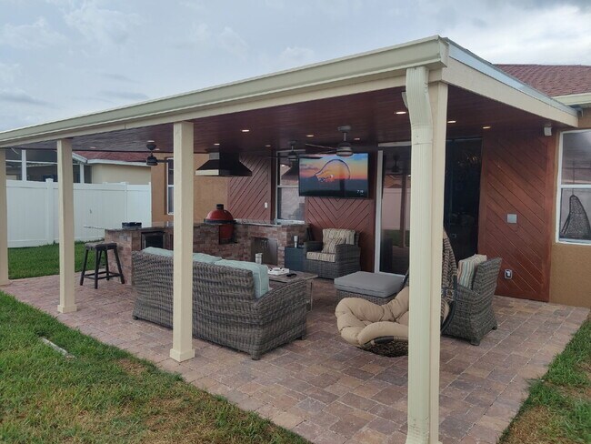 Building Photo - Spacious 3-Bedroom Home with 2 Full Baths in Charming Mulberry Home with Outdoor Kitchen!