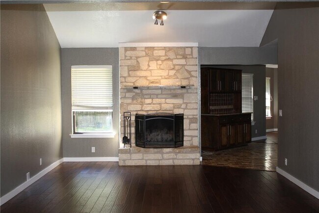 Building Photo - 309 Juniper Dr