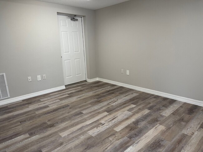 Building Photo - 400 W Texas Ave