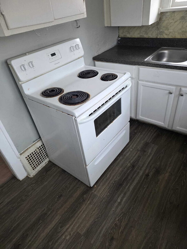 Building Photo - 2-Bedroom Gem on Barrie Avenue – Perfectly Quaint Living in Flint!