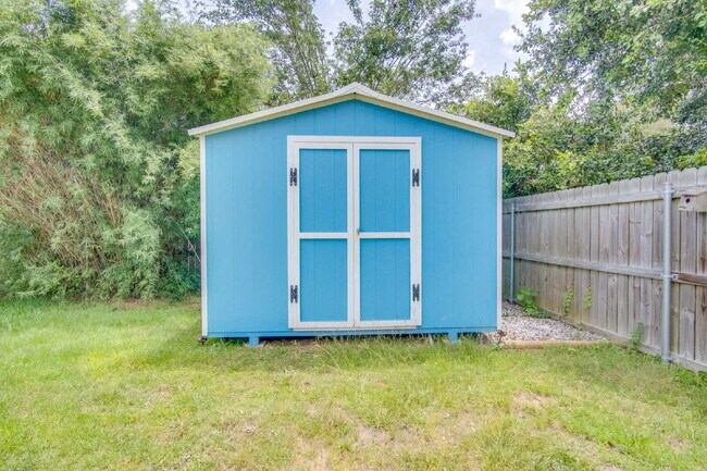 Building Photo - Northeast Pensacola Pool Home with Screened Porch and Fenced Yard
