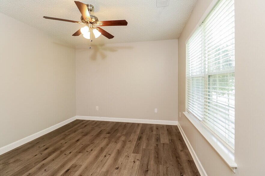 Building Photo - 916 Clover Gap Dr