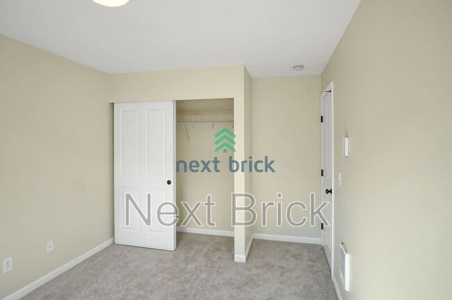 Building Photo - 4650 NE 3rd Ln