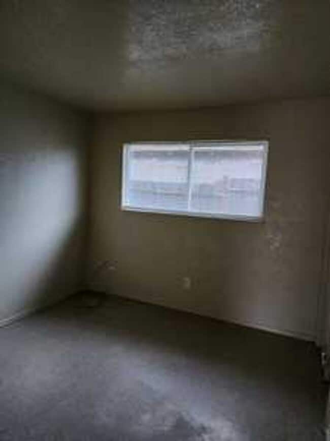 Building Photo - Leon Avenue - Nice Wood Cabinets