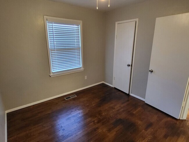 Building Photo - Beautiful 3 bedroom house with granite countertops and central heat and air