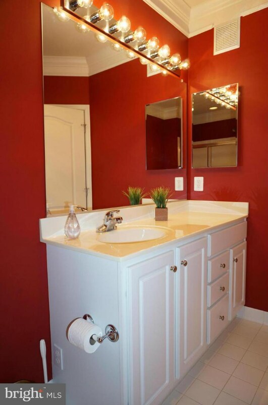 Building Photo - 5801 Clipper Ln