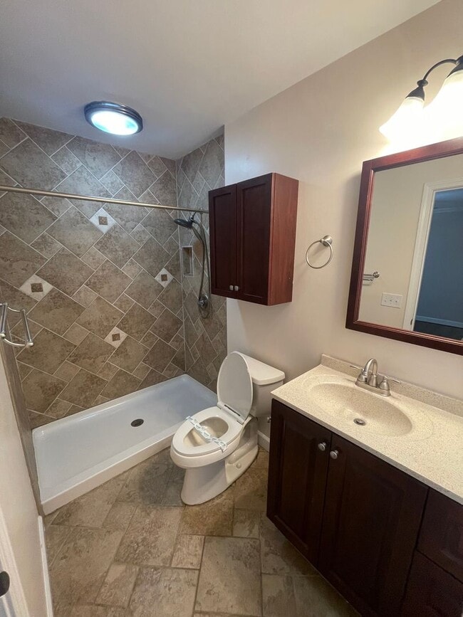 Building Photo - Waterfront Home!