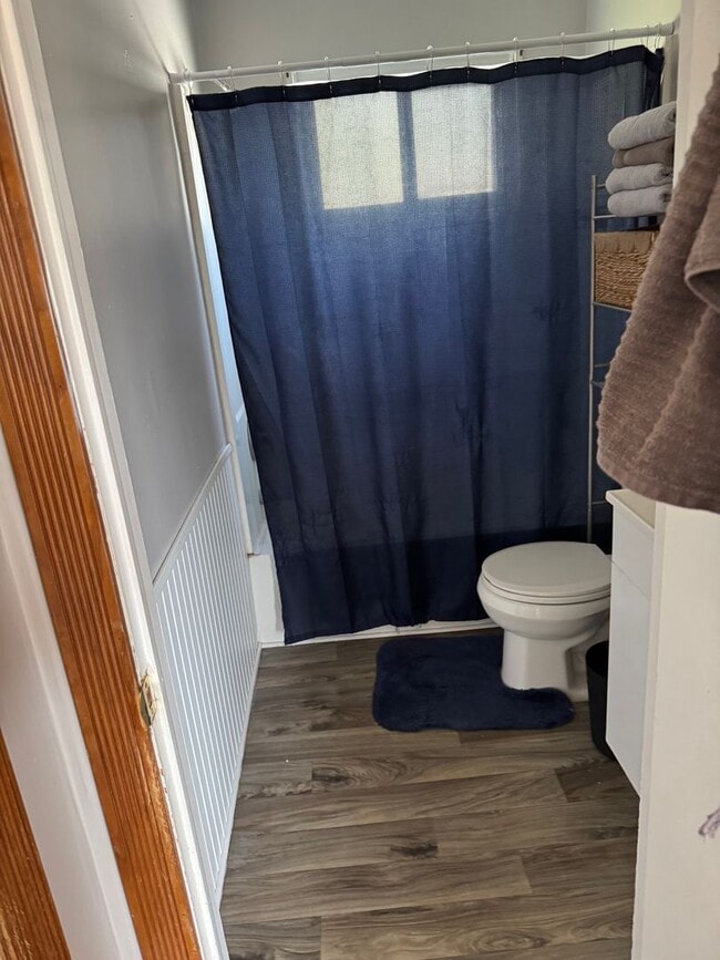 Building Photo - Two Bedroom One Bath Upper Unit in Duplex