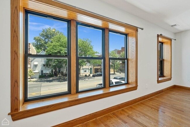 Building Photo - 4544 N Western Ave
