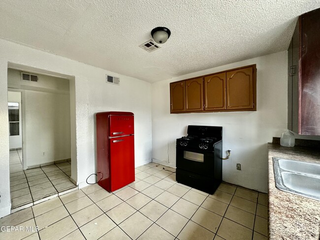 Building Photo - 6041 Yandell Dr