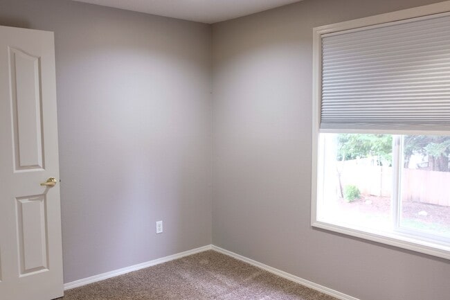 Building Photo - !!!HALF MONTH RENT FREE!!!? Beautifully Updated Home in a Peaceful, Highly Desirable Fisher’s Lan...