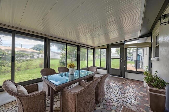 Building Photo - 880 Queen Rd