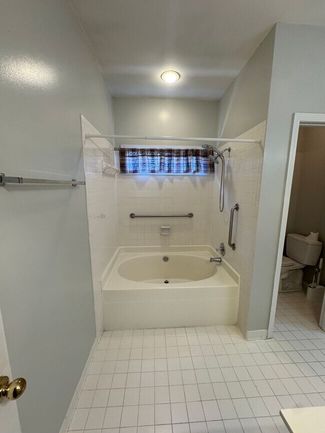 Building Photo - Lovely Cottage with Garden Courtyard