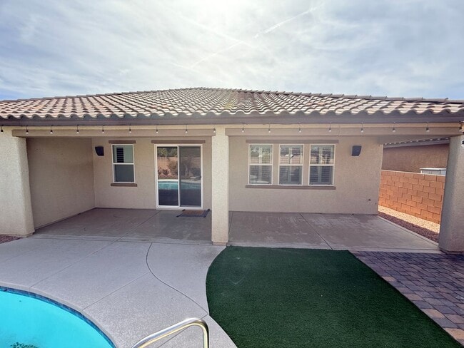 Building Photo - 1 Story 4Bed Pool Built in BBQ