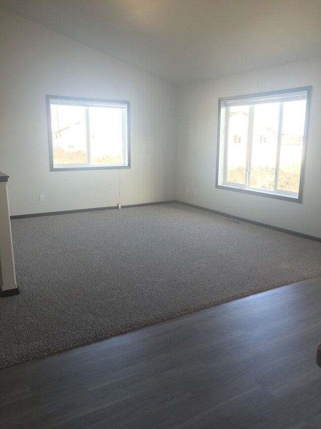 Building Photo - 3 Bed 3 Bath Twin Home