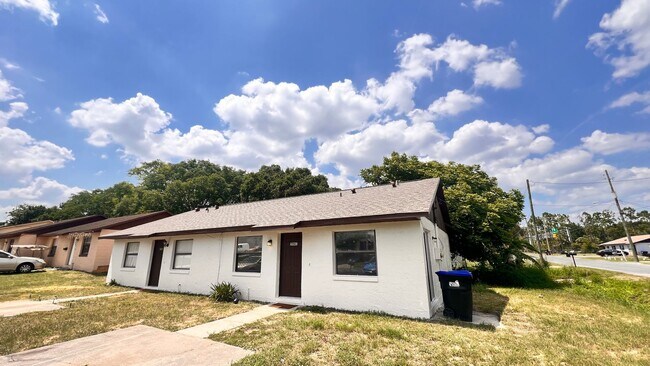 Building Photo - Spacious 2 Bed / 1 Bath Duplex in West Orl...