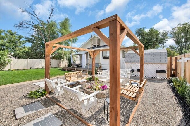 Building Photo - Elegant 1BR Basement Suite in Downtown His...