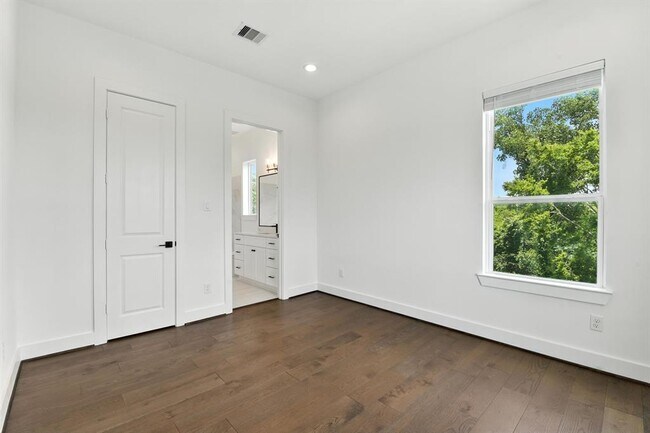 Building Photo - 3913 Hare St
