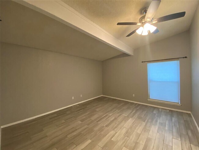 Building Photo - 2433 Shady Tree Ln