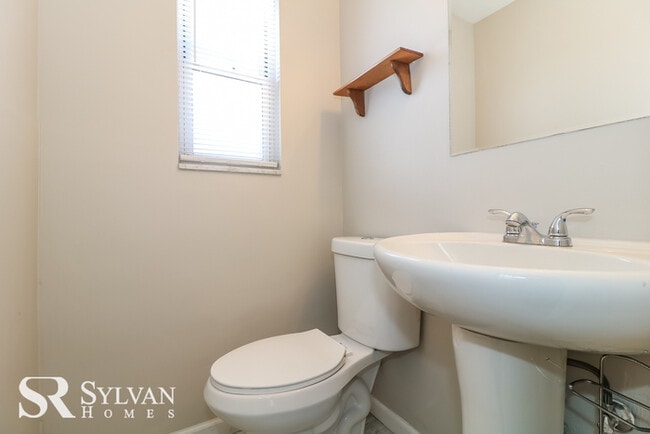 Building Photo - Gorgeous 5 BR in Pittsburgh!