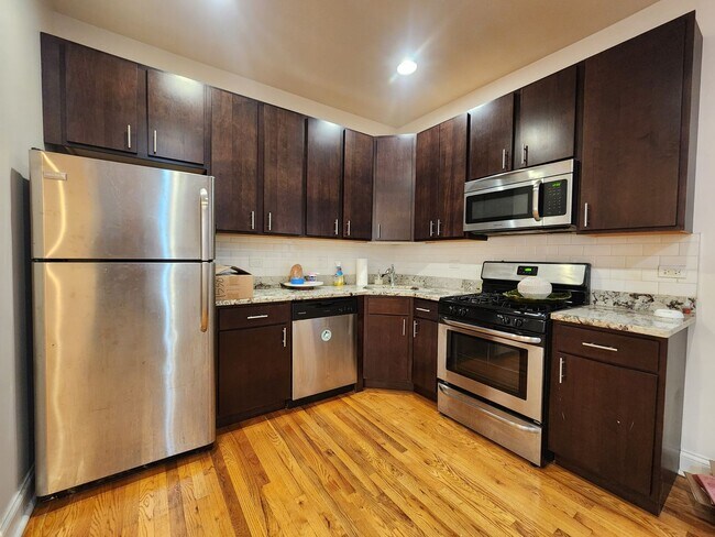 Building Photo - Large 2-bed/2-bath Apartment With Updated Kitchen and Large Living Room