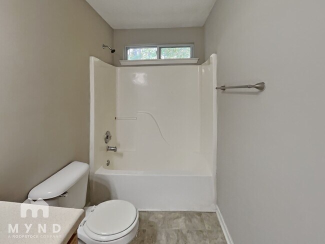 Building Photo - 227 London Dr