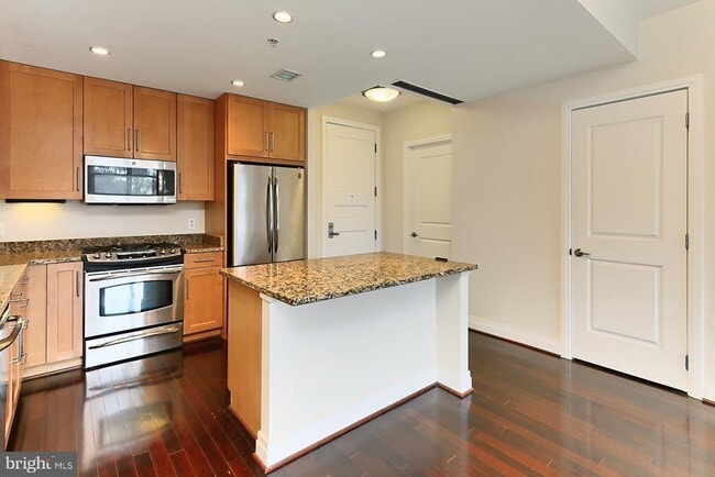 Building Photo - 8220 Crestwood Heights Dr