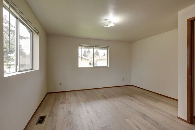 Building Photo - Beautiful, Remodeled Burien Rambler Available Now! 3Bedrooms Plus Den!
