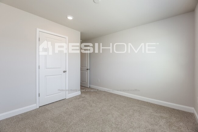 Building Photo - 139 Aurora Ln