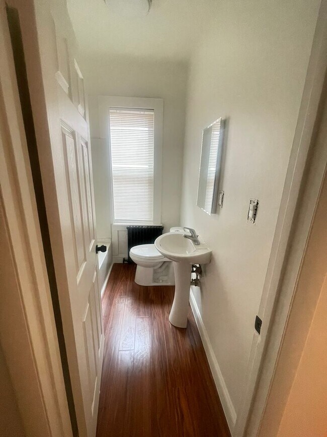 Building Photo - 204 S Ann St