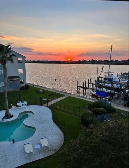 Building Photo - 1650 Harbor Dr