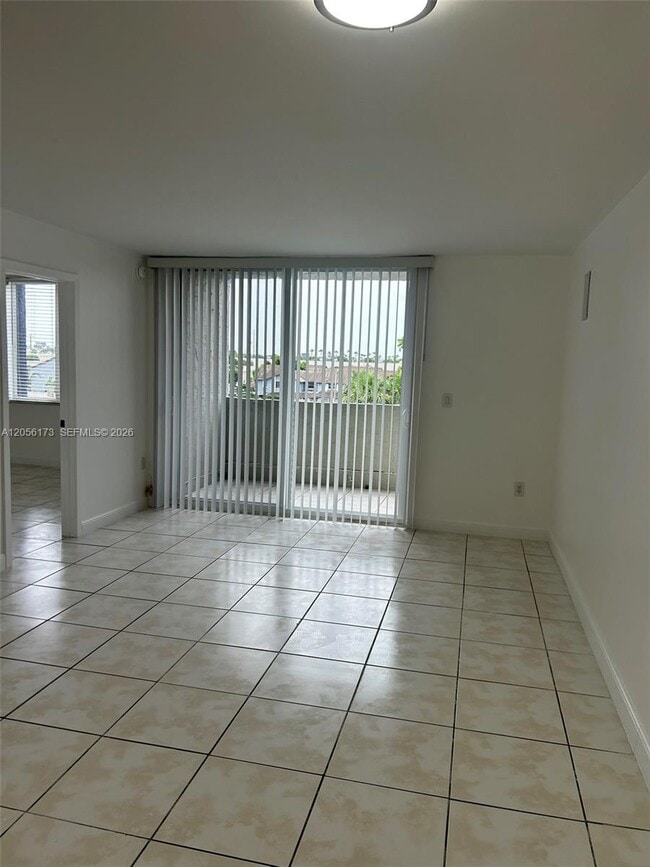 Building Photo - 10000 NW 80th Ct