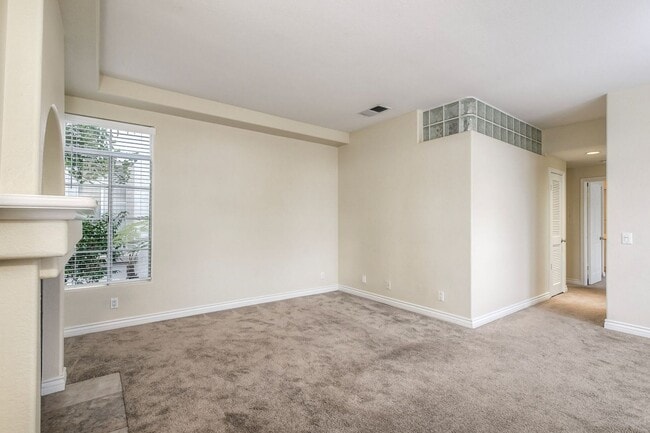 Building Photo - 2Bed/2Bath End Unit in Gated Community~ Ra...