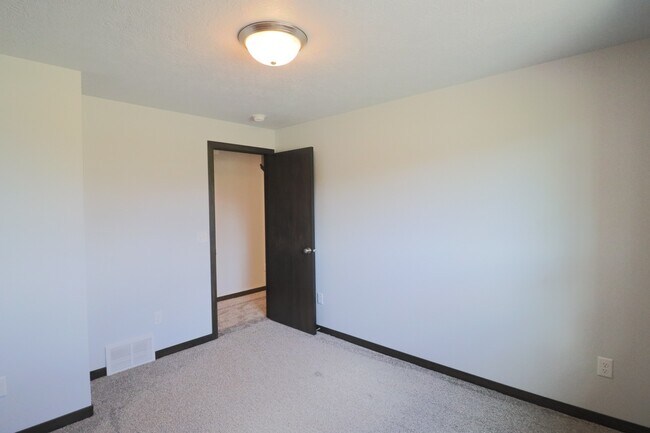 Building Photo - Amazing 4 Bedroom 3.5 Bathroom Townhome in Sioux Falls