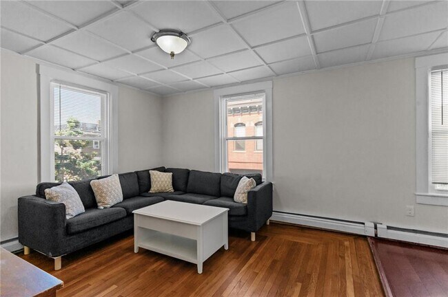 Building Photo - 11 Young St