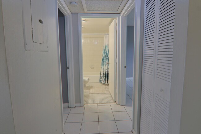 Building Photo - 719 Gardens Dr