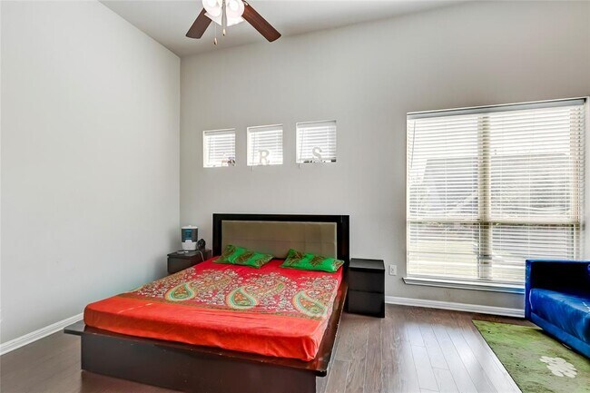 Building Photo - 722 Kingston Pl