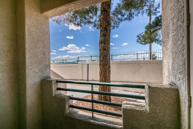 Building Photo - CUTE AND COZY 1 BEDROOM UNIT WITH TONS OF UPGRADES*COMMUNITY AMENITIES*