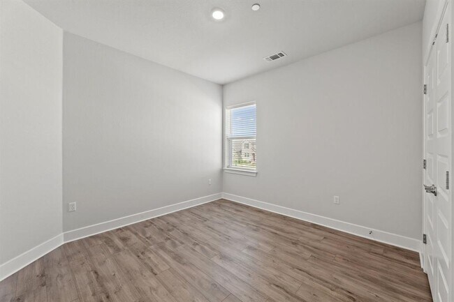 Building Photo - 213 Flowers Ave