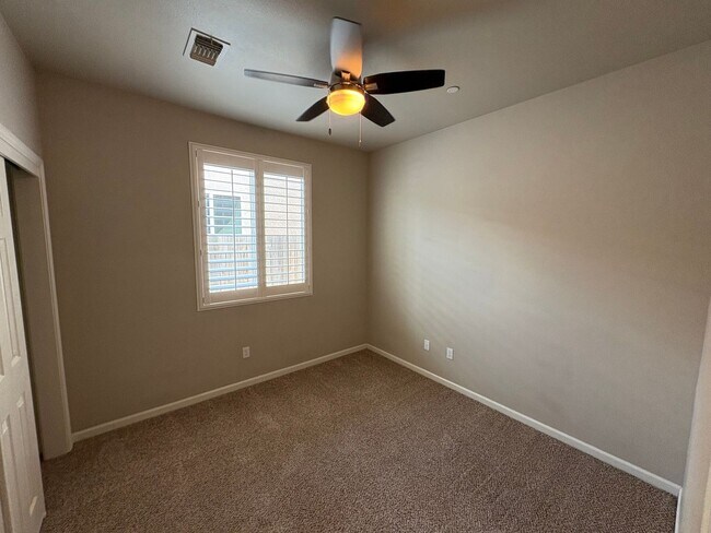 Building Photo - Lovely Clovis home Available Now!