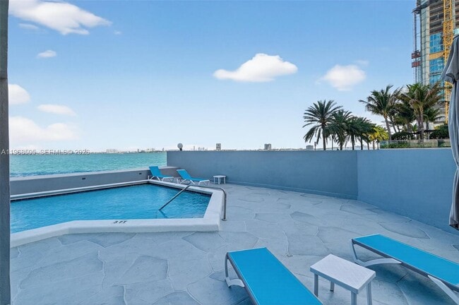 Building Photo - 555 NE 30th St