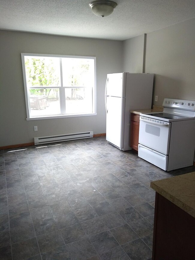 Building Photo - 424 4th St S