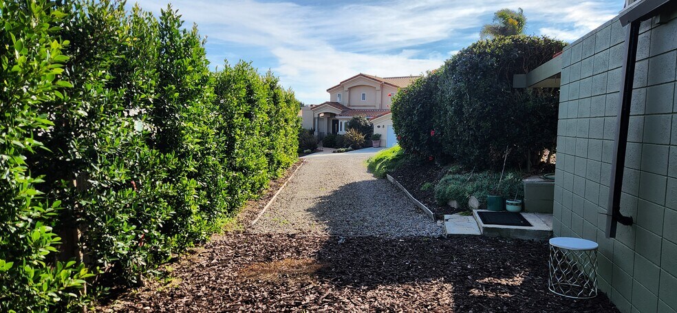 3 car driveway - 3516 Lowell Way